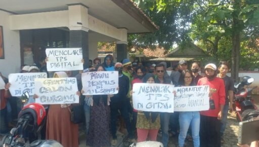 Diduga Curang,Pendukung Calon Kuwu Nomor Urut 2 Desa Mulyasari Minta Pemilihan sintem Digital Diulang Diduga Curang,Pendukung Calon Kuwu Nomor Urut 2 Desa Mulyasari Minta Pemilihan sintem Digital Diulang