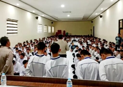 Polisi Gelar Sosialisasi Kamtibmas dan Pembinaan Khuaus Siswa Cegah Tawuran Polisi Gelar Sosialisasi Kamtibmas dan Pembinaan Khuaus Siswa Cegah Tawuran