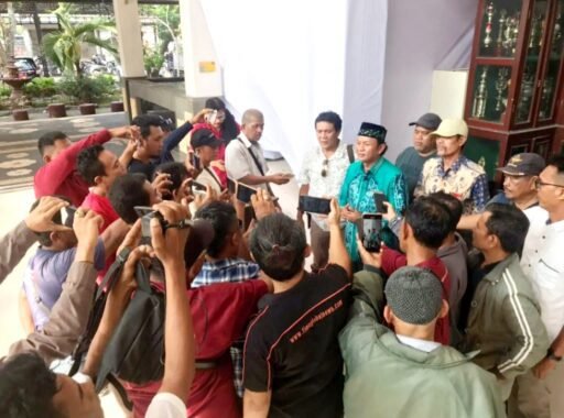 Calon Kuwu Nomor Urut 2 Desa Mulyasari Bersama Pendamping Datangi Pendopo Menyampaikan Protes Calon Kuwu Nomor Urut 2 Desa Mulyasari Bersama Pendamping Datangi Pendopo Menyampaikan Protes