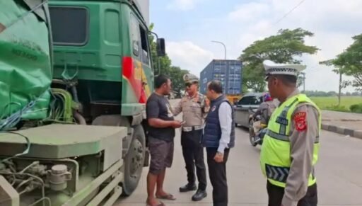 Polres Indramayu Lakukan Tes Urine Bagi Sopir Mobil Melintasi Jalur Pantura Polres Indramayu Lakukan Tes Urine Bagi Sopir Mobil Melintasi Jalur Pantura