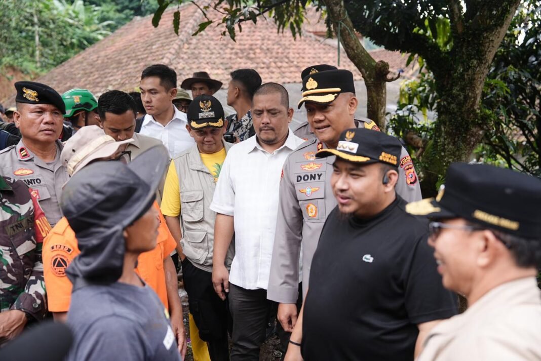 Bupati Subang Tinjau Langsung Korban Luapan Sungai Di kecamatan Cisalak Bupati Subang Tinjau Langsung Korban Luapan Sungai Di kecamatan Cisalak