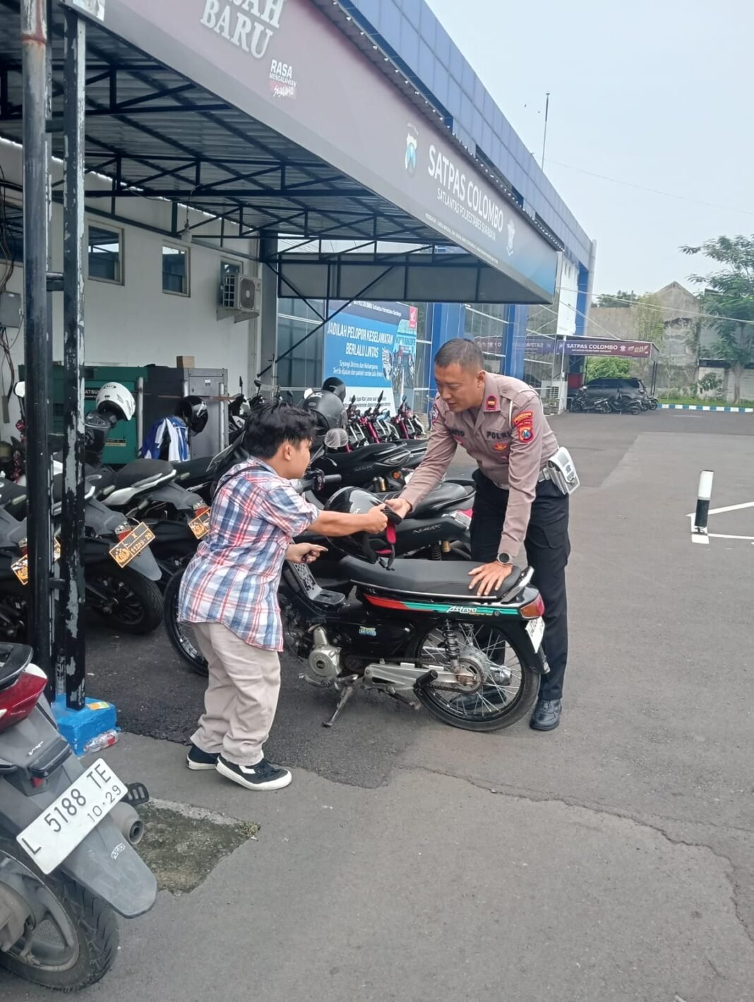 Iptu Hariyo : Benar Ada Pemohon SIM D, Lolos Uji Teori – Uji Praktek, dan Sudah Siap Cetak Card SIM Iptu Hariyo : Benar Ada Pemohon SIM D, Lolos Uji Teori – Uji Praktek, dan Sudah Siap Cetak Card SIM