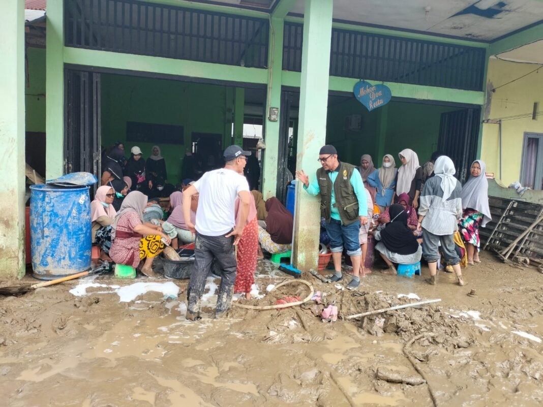 140 Mahasiswa UNIGHA Turun Langsung Bantu Korban Banjir Di Di Meunasah Bie, Pidie jaya | Kompas.sbs News 140 Mahasiswa UNIGHA Turun Langsung Bantu Korban Banjir Di Di Meunasah Bie, Pidie jaya | Kompas.sbs News