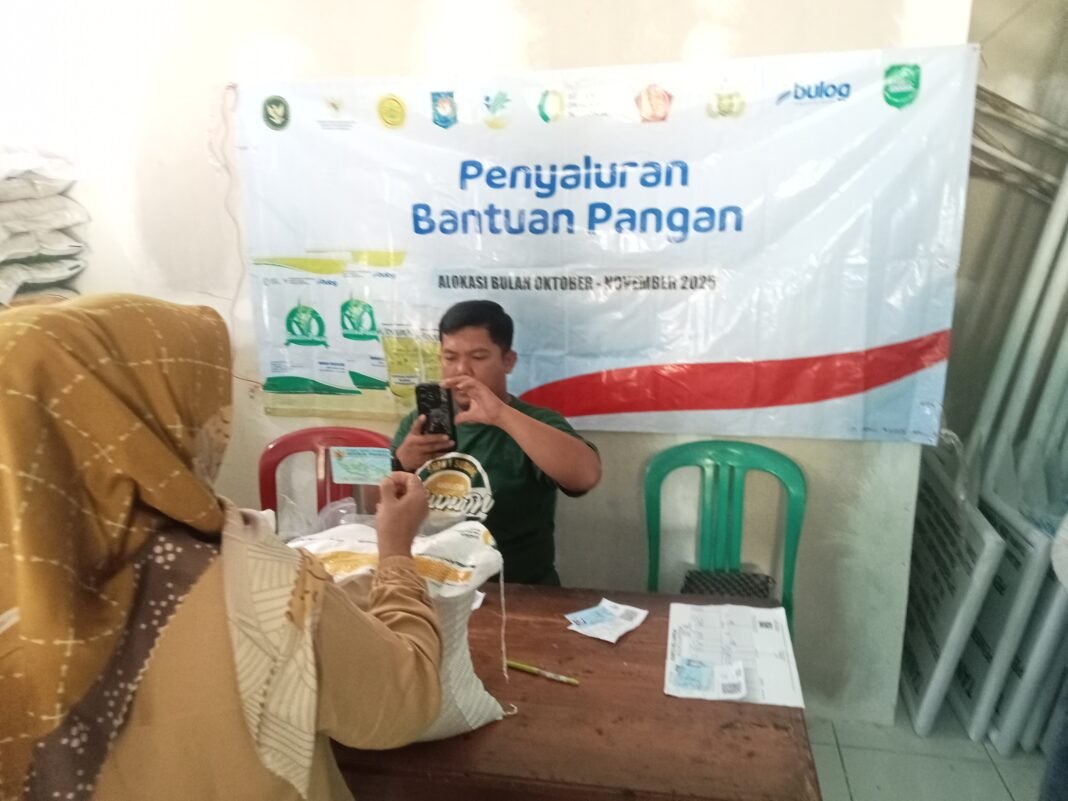 Penyaluran Bantun Beras dan Minyak Goreng Di Desa Cijambe Berjalan lancar Penyaluran Bantun Beras dan Minyak Goreng Di Desa Cijambe Berjalan lancar