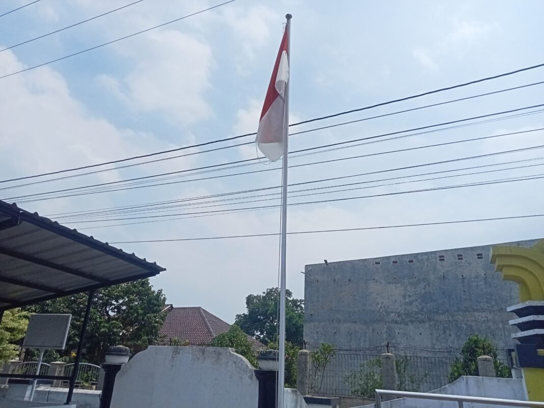 Miris!!! Bendara Merah Putih Sobek Dibiarkan berkibar Di Kantor Desa Cisaga Miris!!! Bendara Merah Putih Sobek Dibiarkan berkibar Di Kantor Desa Cisaga