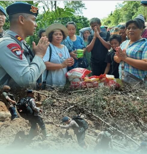 Brimob Polda Sumut Dan Relawan Mapel Indonesia Bantu Desa-Desa Terisolir Di Tapteng Brimob Polda Sumut Dan Relawan Mapel Indonesia Bantu Desa-Desa Terisolir Di Tapteng