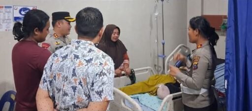 Kapolres Labusel Jenguk Korban Kecelakaan Truck di RSU Nur Aini Kapolres Labusel Jenguk Korban Kecelakaan Truck di RSU Nur Aini