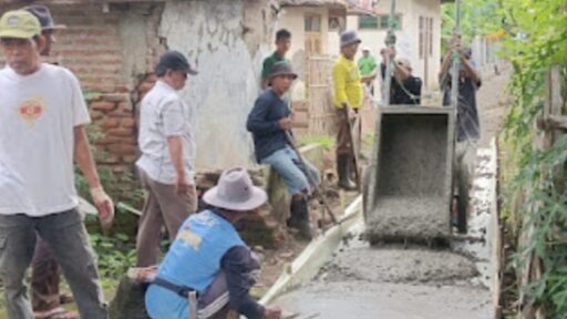pengusaha muda sukses bangun jalan gang desa ratusan meter dengan dana pribadi patut diapresiasi, pengusaha muda sukses bangun jalan gang desa ratusan meter dengan dana pribadi patut diapresiasi,