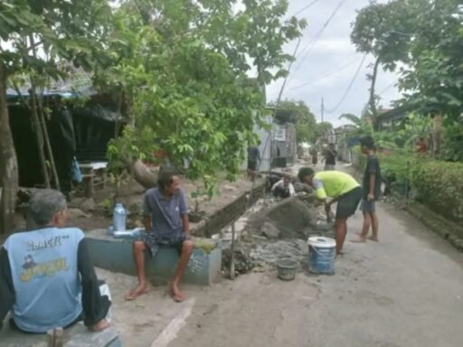 Warga Gang Disel Blok Jawet Desa Juntinyuat Swadaya Bangun Senderan, Pemdes Dinilai Tutup Mata Warga Gang Disel Blok Jawet Desa Juntinyuat Swadaya Bangun Senderan, Pemdes Dinilai Tutup Mata