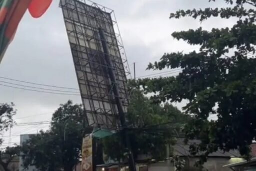 Cuaca Ekstrem Terjang Indramayu, Reklame Roboh di Jalur Utama Kota Cuaca Ekstrem Terjang Indramayu, Reklame Roboh di Jalur Utama Kota