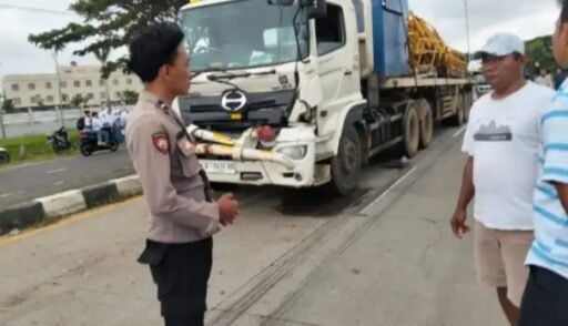 Kecelakaan Beruntun 3 Mobil di Jalan Pantura Indramayu Cirebon, Satu Orang Meninggal Kecelakaan Beruntun 3 Mobil di Jalan Pantura Indramayu Cirebon, Satu Orang Meninggal