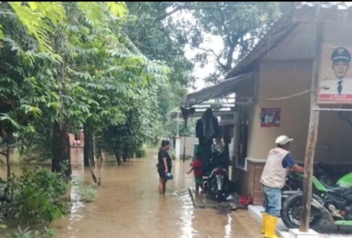 Ratusan Rumah di Desa Bangkaloa Ilir Masih Terendam Banjir, Warga Tetap Bertahan Ratusan Rumah di Desa Bangkaloa Ilir Masih Terendam Banjir, Warga Tetap Bertahan