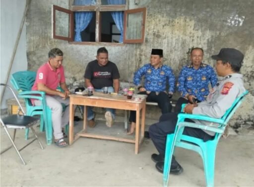 Bhabinkamtibmas Polsek Balongan Turun ke Desa, Bangun Komunikasi Bersama Pemerintah dan Insan Media Bhabinkamtibmas Polsek Balongan Turun ke Desa, Bangun Komunikasi Bersama Pemerintah dan Insan Media