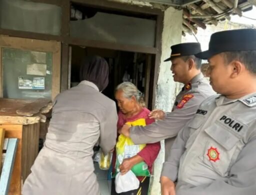 Sat Binmas Polres Indramayu Berikan Bantuan Sembako Untuk Lansia Yang Tinggal di Kompleks Pemakaman Sat Binmas Polres Indramayu Berikan Bantuan Sembako Untuk Lansia Yang Tinggal di Kompleks Pemakaman
