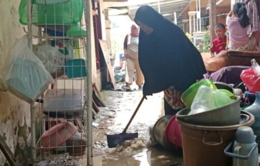 Warga Blok Rengaspayung Mulai membersihkan rumah dari lumpur sisa banjir Warga Blok Rengaspayung Mulai membersihkan rumah dari lumpur sisa banjir