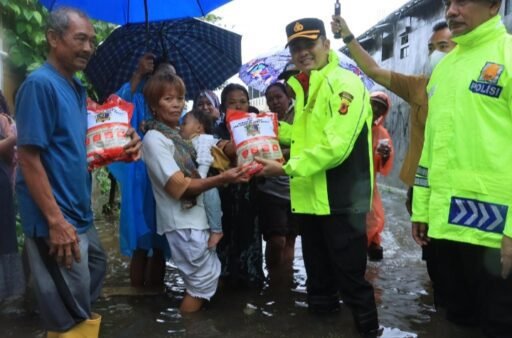 Kapolres Indramayu Tinjau Lokasi Banjir, Salurkan Bansos Dari Kapolda Jabar Kapolres Indramayu Tinjau Lokasi Banjir, Salurkan Bansos Dari Kapolda Jabar