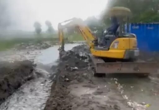 Pemkab Indramayu Lakukan Antisipasi, di Antaranya Buat Sodetan dan Evakuasi Pohon Tumbang Pemkab Indramayu Lakukan Antisipasi, di Antaranya Buat Sodetan dan Evakuasi Pohon Tumbang