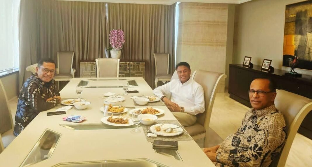 Henuk dan Dua Husin Bertemu, Diskusi Tukar Gagasan Dalam Semangat Kebersamaan Henuk dan Dua Husin Bertemu, Diskusi Tukar Gagasan Dalam Semangat Kebersamaan