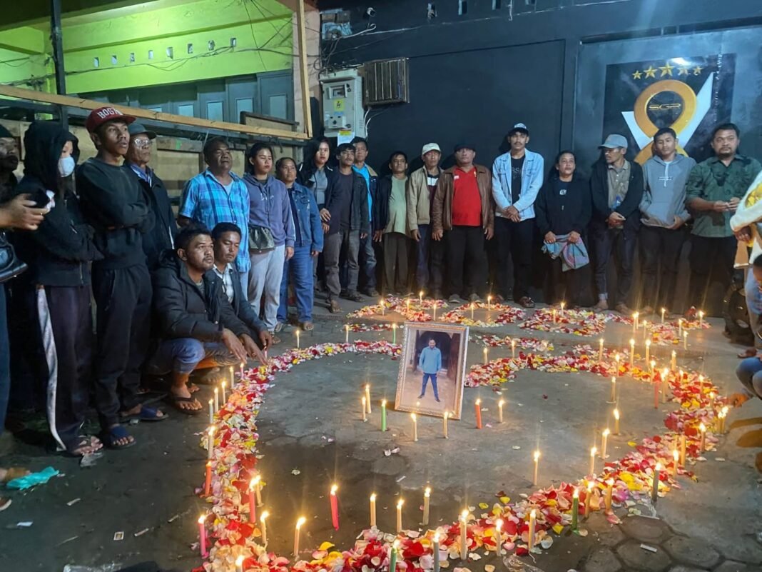 Aksi 1.000 Lilin Mengenang Tewasnya Alm Robby Perangin Angin di Kabanjahe, Kabupaten Karo. Aksi 1.000 Lilin Mengenang Tewasnya Alm Robby Perangin Angin di Kabanjahe, Kabupaten Karo.