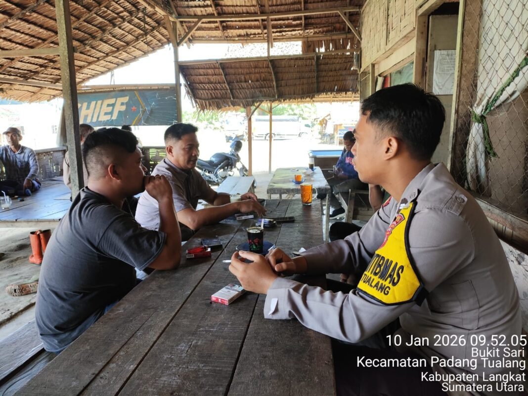 Bhabinkamtibmas Polsek Padang Tualang Sambangi Warga Desa Bukit Sari, Sampaikan Pesan Kamtibmas Bhabinkamtibmas Polsek Padang Tualang Sambangi Warga Desa Bukit Sari, Sampaikan Pesan Kamtibmas