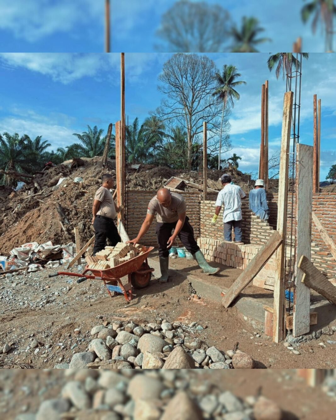 Brimob Polda Sumut Terus Bergerak Pulihkan Kehidupan Warga Pascabencana di Batang Toru Brimob Polda Sumut Terus Bergerak Pulihkan Kehidupan Warga Pascabencana di Batang Toru