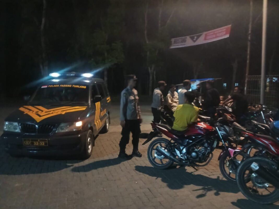 Polsek Padang Tualang Gelar Patroli Blue Light, Cegah Geng Motor dan Kejahatan Jalanan Polsek Padang Tualang Gelar Patroli Blue Light, Cegah Geng Motor dan Kejahatan Jalanan