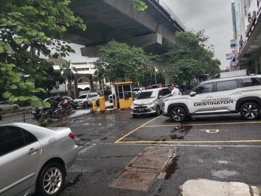 Carut marut pengolahan parkir di sepanjang boluvert timur terutama di depan Al Azhar Carut marut pengolahan parkir di sepanjang boluvert timur terutama di depan Al Azhar