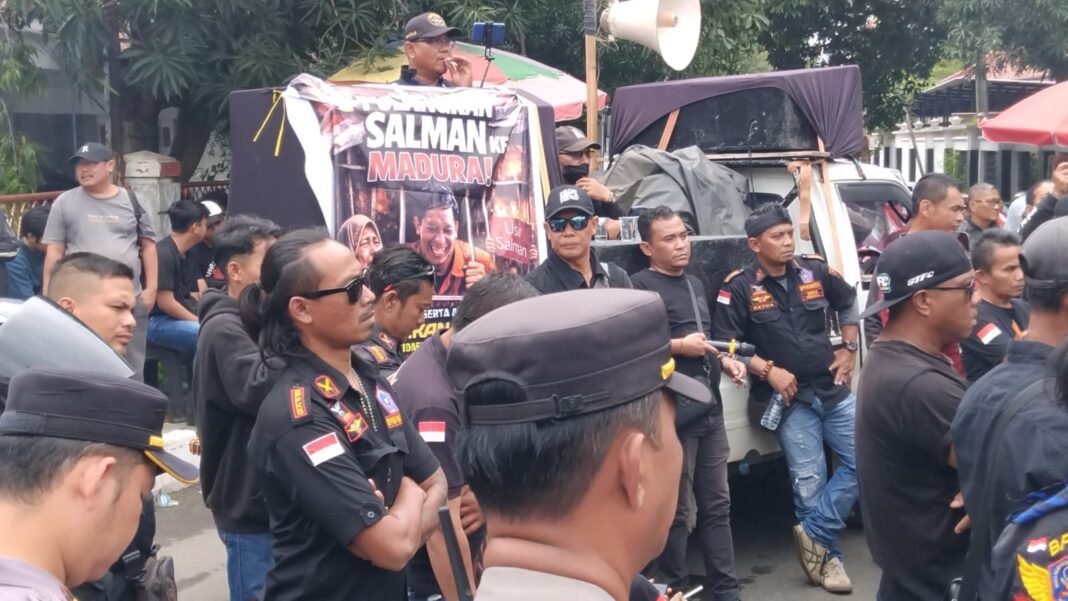 Bupati Indramayu Lucky Hakim Dan Stafsus Salman Tidak Ada Ditempat Saat Didemo AWDB, Massa Kecewa Bupati Indramayu Lucky Hakim Dan Stafsus Salman Tidak Ada Ditempat Saat Didemo AWDB, Massa Kecewa