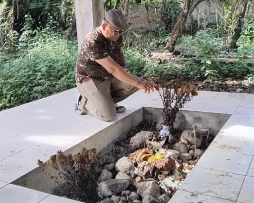 Ziarah ke Makam Nini Ribu, Istri Dari Guru Patimpus di Desa Perbaji Kecamatan Tiganderket Kabupaten Karo Ziarah ke Makam Nini Ribu, Istri Dari Guru Patimpus di Desa Perbaji Kecamatan Tiganderket Kabupaten Karo