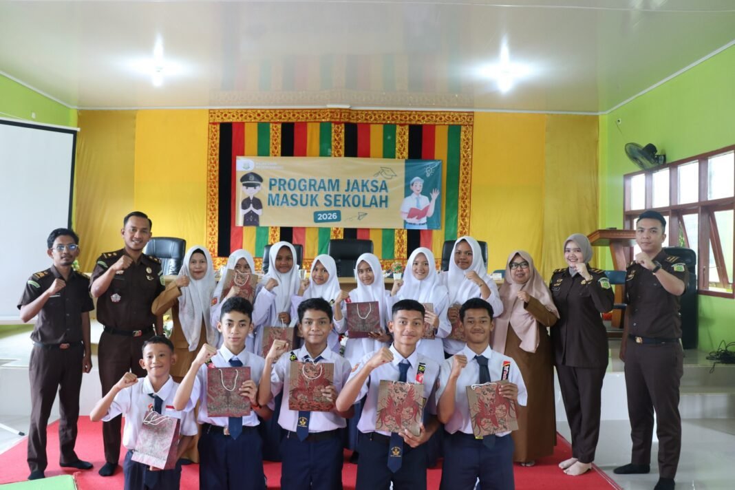 Cegah Perundungan Di Kalangan Pelajar : Kejari Sabang Gelar Progam Jaksa Masuk Sekolah Di SMPN 1 Sabang Cegah Perundungan Di Kalangan Pelajar : Kejari Sabang Gelar Progam Jaksa Masuk Sekolah Di SMPN 1 Sabang
