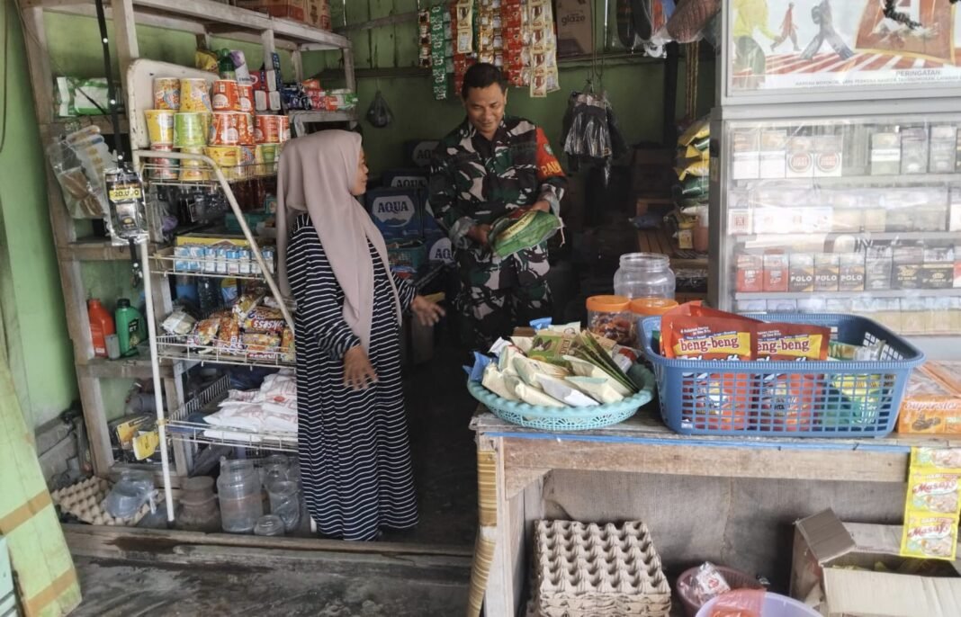 Babinsa Koramil 02/Sukakarya Pantau Harga Sembako Di Gampong Iboih | Kompas.SbS.-News Babinsa Koramil 02/Sukakarya Pantau Harga Sembako Di Gampong Iboih | Kompas.SbS.-News