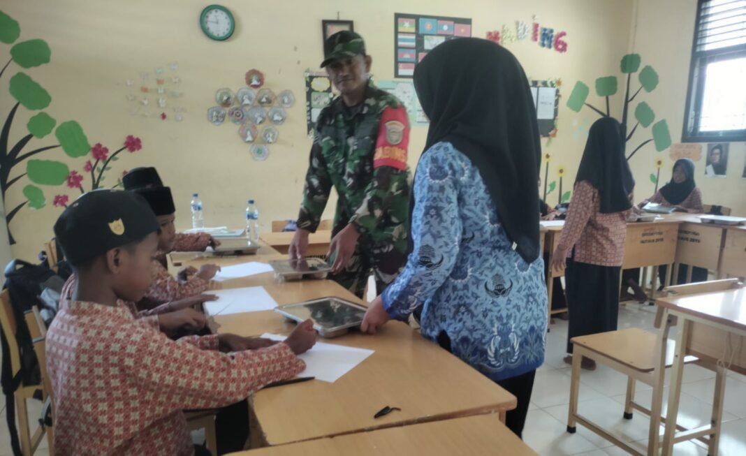 Babinsa Koramil 02 Sukakarya Dampingi Pendistribusian Makan Bergizi Di SDN 17 Krueng Raya | Kompas.SBS.-News Babinsa Koramil 02 Sukakarya Dampingi Pendistribusian Makan Bergizi Di SDN 17 Krueng Raya | Kompas.SBS.-News