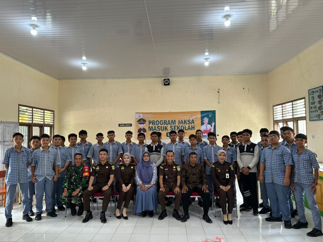 Kejari Sabang Gelar Jaksa Masuk Sekolah Di SMAN 2 Sabang | Kompas.SBS.-News Kejari Sabang Gelar Jaksa Masuk Sekolah Di SMAN 2 Sabang | Kompas.SBS.-News