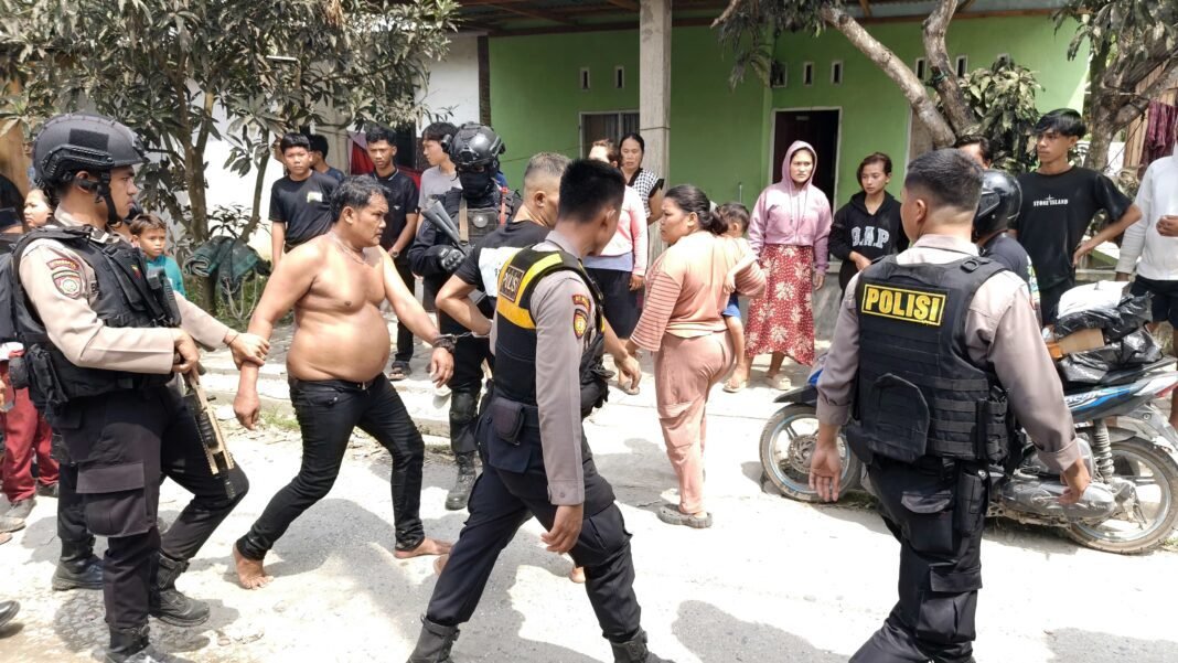 Perangi Peredaran Gelap, BNNP Sumut dan Tim Gabungan Robohksm Barak Narkoba di Kawasan Percut Sei Tuan. Perangi Peredaran Gelap, BNNP Sumut dan Tim Gabungan Robohksm Barak Narkoba di Kawasan Percut Sei Tuan.