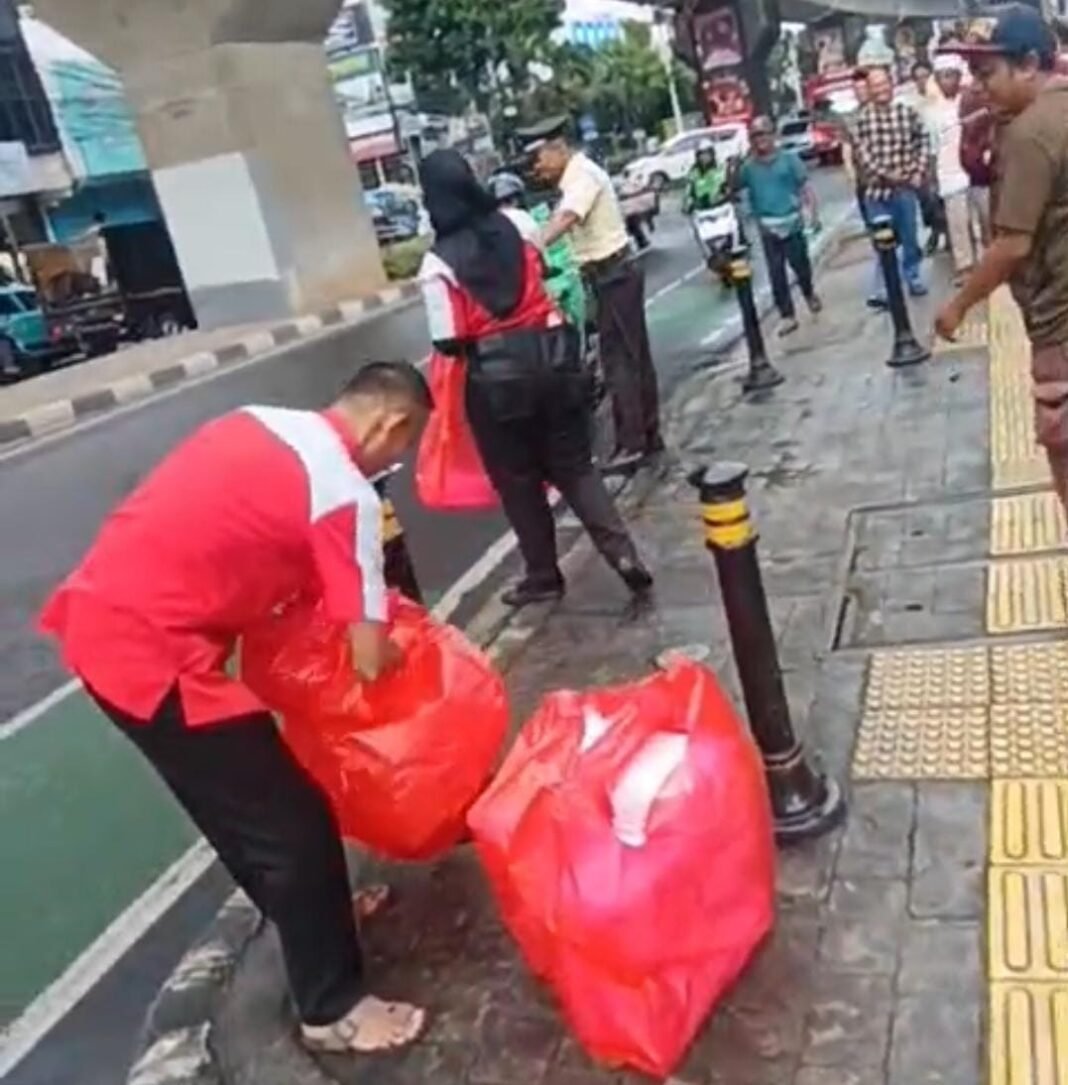 Tanggung Jawab Sosial: BRI BO Fatmawati Sapa Pejalan Kaki dengan Nasi Box Tanggung Jawab Sosial: BRI BO Fatmawati Sapa Pejalan Kaki dengan Nasi Box