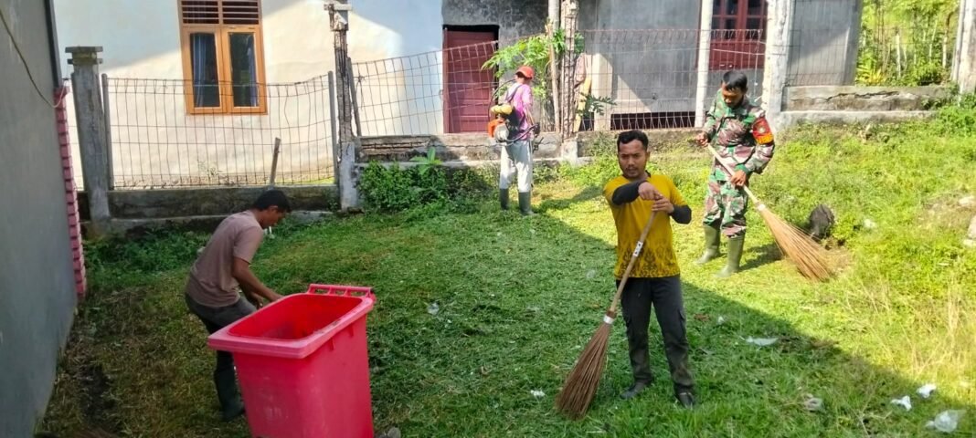 Babinsa Beurawang Hadiri Gotong Royong : Pererat Kebersamaan Warga Dan Aparatur Gampong | Kompas.sbs.-News Babinsa Beurawang Hadiri Gotong Royong : Pererat Kebersamaan Warga Dan Aparatur Gampong | Kompas.sbs.-News