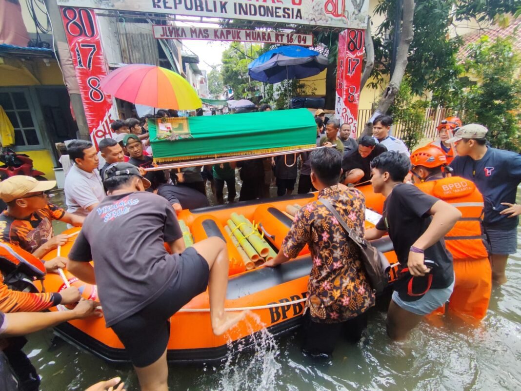BPBD Jakarta Utara Bantu Evakuasi Warga dan Jenazah Terdampak Banjir di Kapuk Muara BPBD Jakarta Utara Bantu Evakuasi Warga dan Jenazah Terdampak Banjir di Kapuk Muara