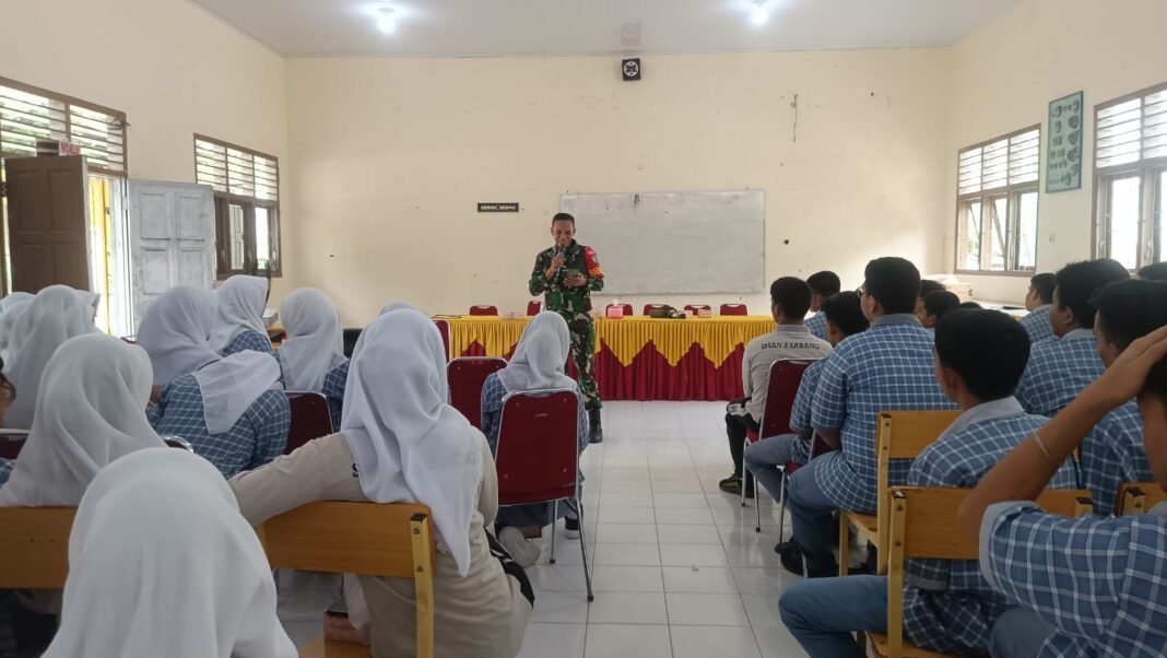 Babinsa Koramil 02/Sukakarya Tanamkan Semangat Kebangsaan dan Buka Jalan Pengabdian TNI AD di SMAN 2 Sabang Babinsa Koramil 02/Sukakarya Tanamkan Semangat Kebangsaan dan Buka Jalan Pengabdian TNI AD di SMAN 2 Sabang