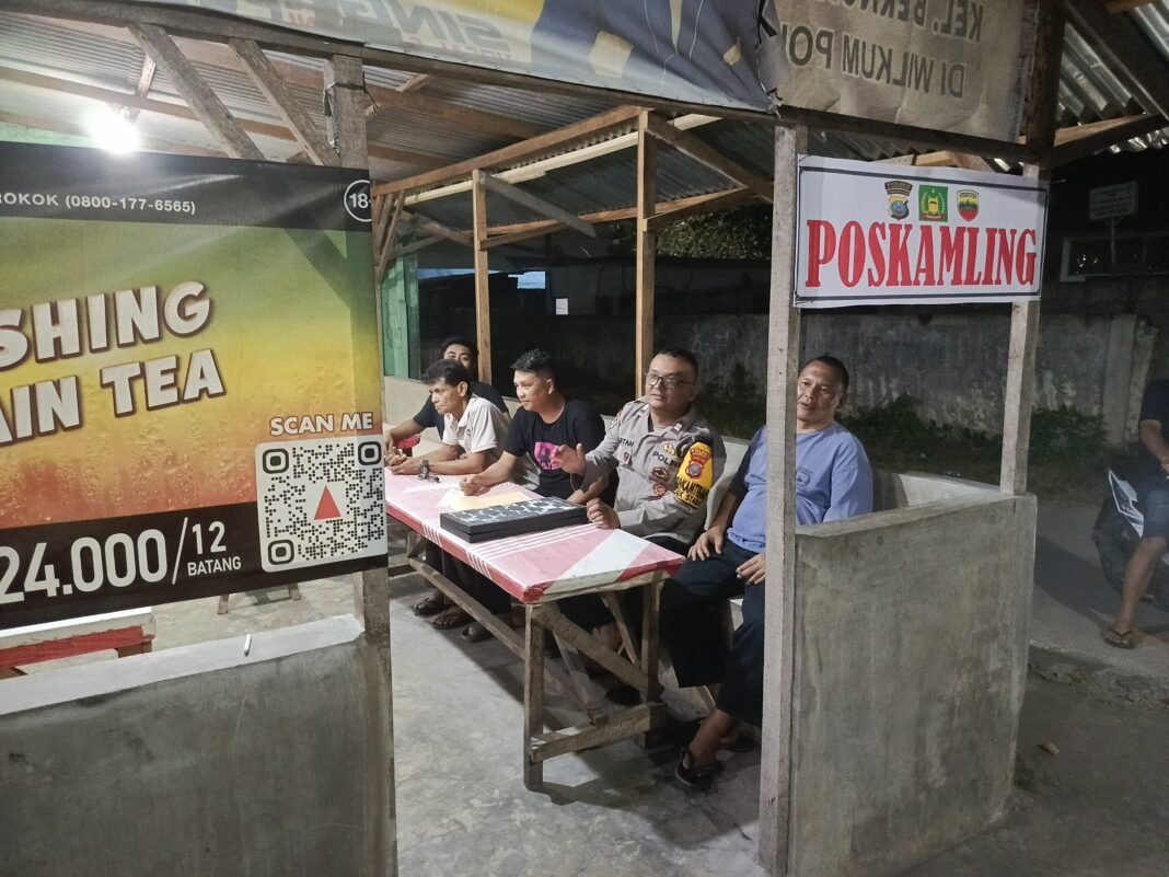 Bhabinkamtibmas Polsek Stabat Sambangi Pos Kamling Bhabinkamtibmas Polsek Stabat Sambangi Pos Kamling