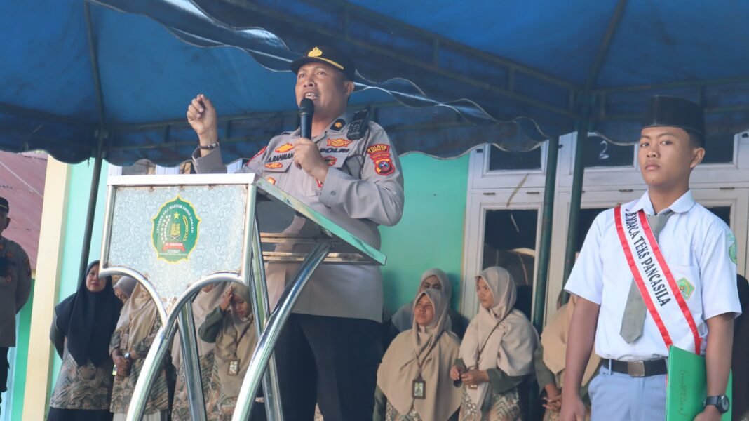 Kabag Ops Polres Langkat Jadi Pembina Upacara di Yaspen Al-Maksum Stabat Kabag Ops Polres Langkat Jadi Pembina Upacara di Yaspen Al-Maksum Stabat