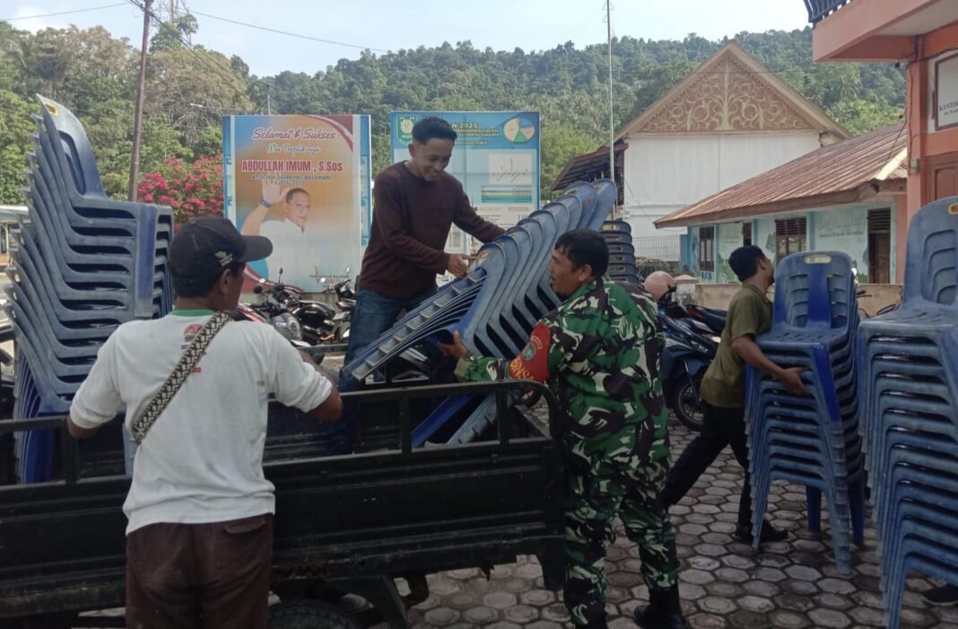 Babinsa Gampong Balohan Perkuat Kemanunggalan TNI–Rakyat Melalui Gotong Royong Bersama Aparatur Desa Babinsa Gampong Balohan Perkuat Kemanunggalan TNI–Rakyat Melalui Gotong Royong Bersama Aparatur Desa