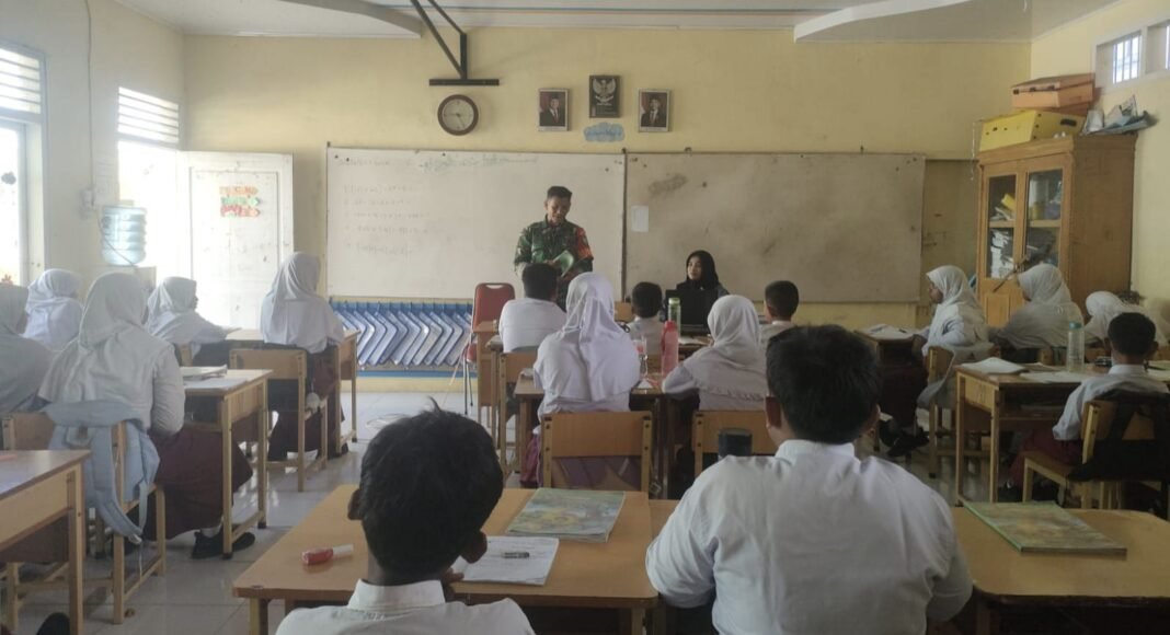 Hadir di Sekolah, Babinsa Koramil 02/Sukakarya Edukasi Tentang Keamanan Diri Kepada Siswa SDN 6 Sabang Hadir di Sekolah, Babinsa Koramil 02/Sukakarya Edukasi Tentang Keamanan Diri Kepada Siswa SDN 6 Sabang