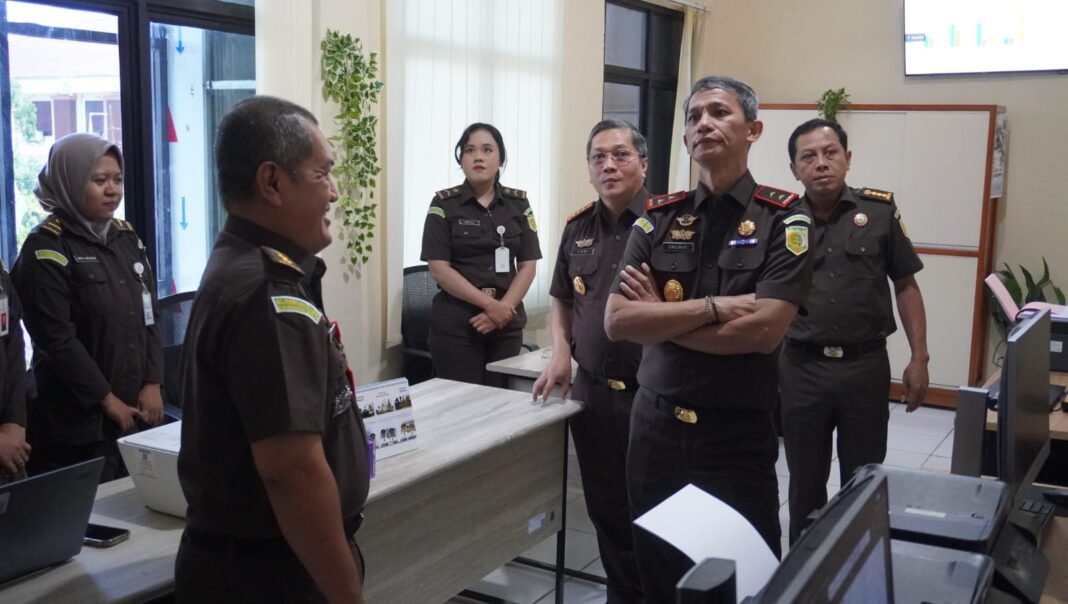 Kajati Kalbar lakukan Kunjungan Kerja pada Kejari Singkawang, Berikan Pengarahan kepada Jajaran Kajati Kalbar lakukan Kunjungan Kerja pada Kejari Singkawang, Berikan Pengarahan kepada Jajaran