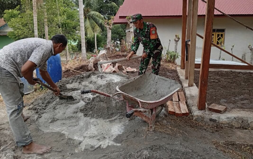 Babinsa Aneuk Laot Turun Tangan Bantu Warga, Semangat Gotong Royong Terus Terjaga Babinsa Aneuk Laot Turun Tangan Bantu Warga, Semangat Gotong Royong Terus Terjaga