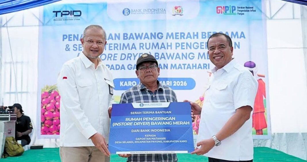 Bupati Karo Hadiri Gerakan Penanaman Bawang dan Serah Terima Bantuan di Selandi Bupati Karo Hadiri Gerakan Penanaman Bawang dan Serah Terima Bantuan di Selandi