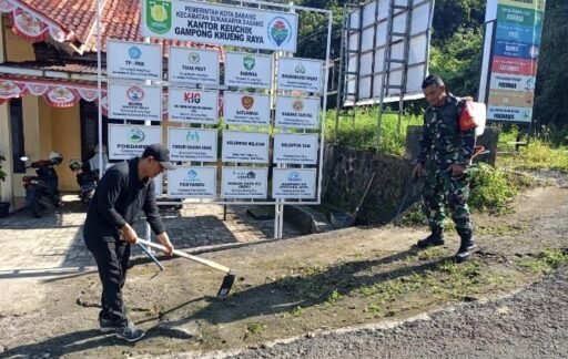 Pererat Sinergitas, Babinsa Krueng Raya Gotong Royong Bersihkan Lingkungan Kantor Keuchik Pererat Sinergitas, Babinsa Krueng Raya Gotong Royong Bersihkan Lingkungan Kantor Keuchik