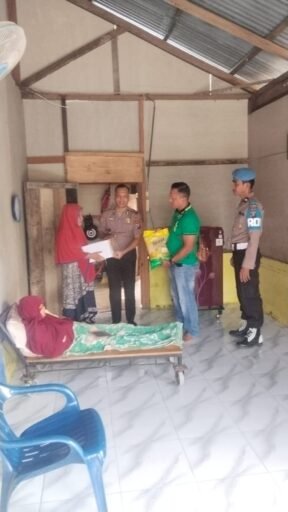 Polsek Gebang Gelar Jumat Berkah, Salurkan Bantuan Sembako Kepada Warga Kurang Mampu Polsek Gebang Gelar Jumat Berkah, Salurkan Bantuan Sembako Kepada Warga Kurang Mampu