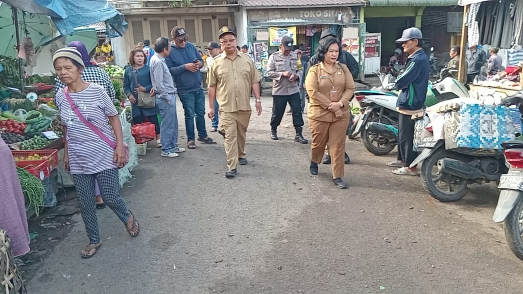 Bupati Karo Turunkan Tim Gabungan Melaksanakan Penertiban dan Penataan Pedagang Pusat Pasar Berastagi Bupati Karo Turunkan Tim Gabungan Melaksanakan Penertiban dan Penataan Pedagang Pusat Pasar Berastagi