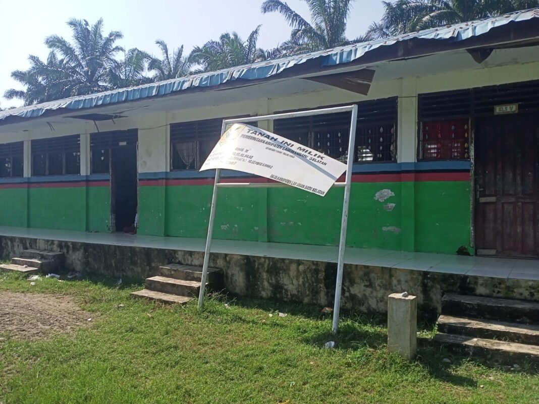 Sekolah SDN 13 terlihat tak terurus dan plank tidak terdapat nama sekolah Sekolah SDN 13 terlihat tak terurus dan plank tidak terdapat nama sekolah