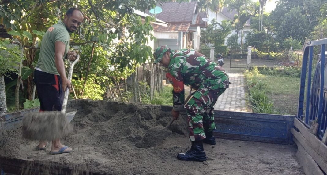Babinsa Koramil 01/Sukajaya Bantu Warga Turunkan Material Pasir di Gampong Balohan Babinsa Koramil 01/Sukajaya Bantu Warga Turunkan Material Pasir di Gampong Balohan